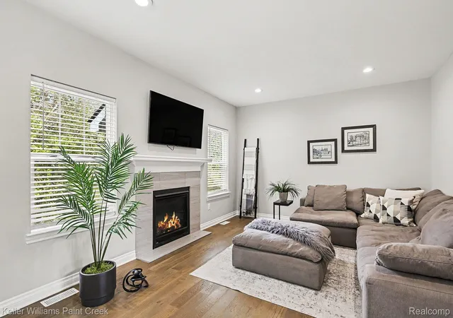 Listing Photo 2 - Condo for sale in building located at 140 Jordyn Wy, Oxford, MI 48371