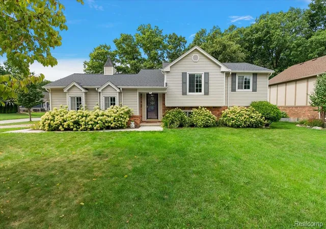 Photo 2 of Single family home for sale at 759 Kentucky Dr, Rochester Hills, MI 48307 | MLS# 20261076526 | Listing updated on 2026-10-21