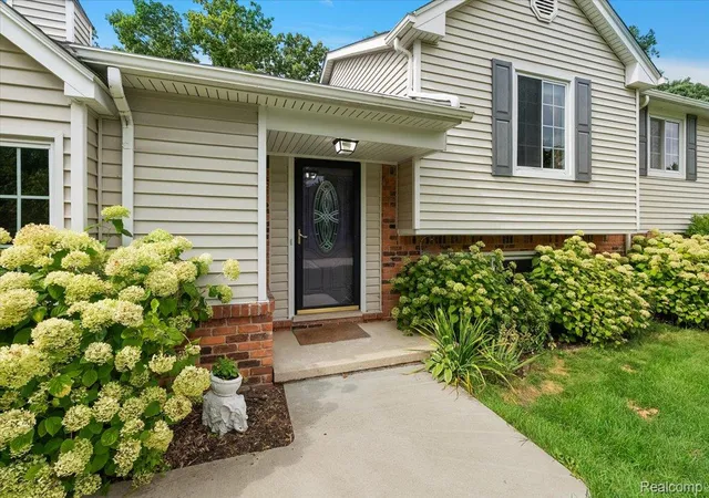 Photo 3 of Single family home for sale at 759 Kentucky Dr, Rochester Hills, MI 48307 | MLS# 20261076526 | Listing updated on 2026-10-21