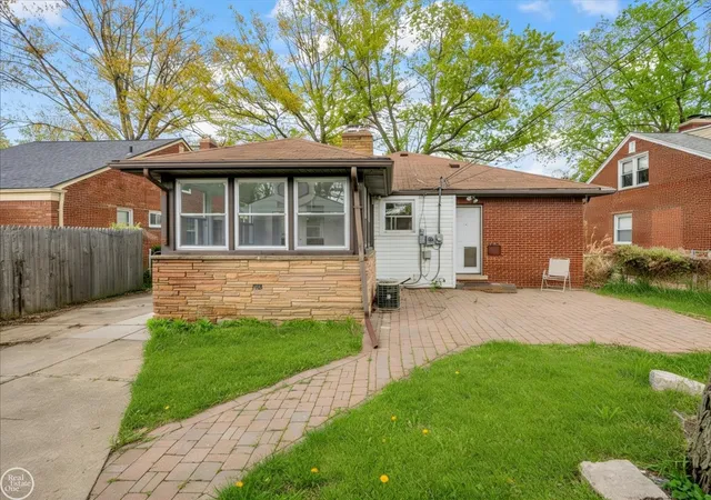 Photo 2 of Single family home for sale at 2313 Stanhope St, Grosse Pointe Woods, MI 48236 | MLS# 58050222556 | Listing updated on 2026-10-15