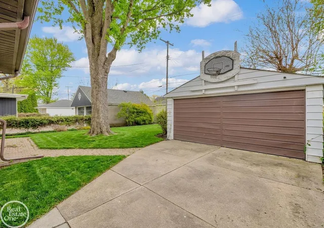 Photo 3 of Single family home for sale at 2313 Stanhope St, Grosse Pointe Woods, MI 48236 | MLS# 58050222556 | Listing updated on 2026-10-15