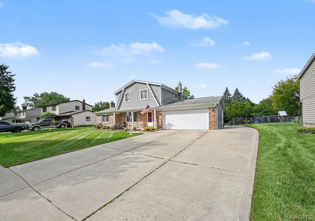 Photo 3 of Single family home for sale at 6101 Barker Dr, Waterford, MI 48329 | MLS# 20261076535 | Listing updated on 2026-10-14