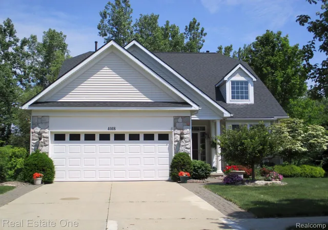 Listing Photo 2 - Condo for sale in building located at 4018 Hillsdale Dr, Auburn Hills, MI 48326
