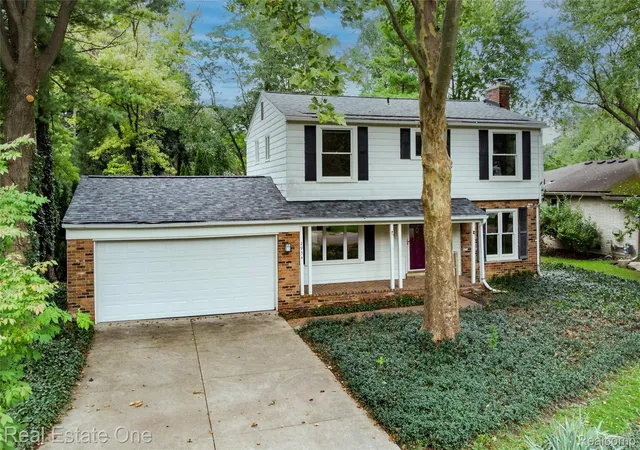 Photo 2 of Single family home for sale at 2934 Bolingbroke Dr, Troy, MI 48084 | MLS# 20261076573 | Listing updated on 2026-10-10