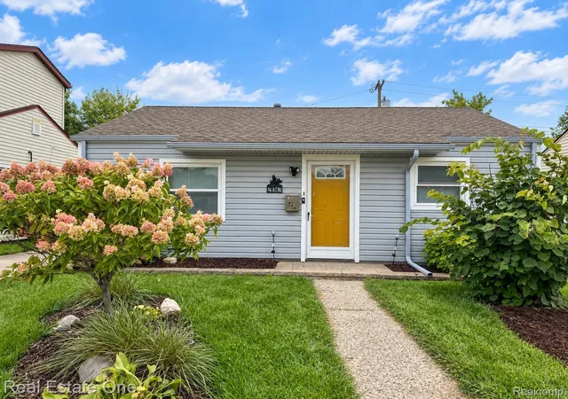 Photo 2 of Single family home for sale at 28367 Rosemont St, Roseville, MI 48066 | MLS# 20261076585 | Listing updated on 2026-10-04