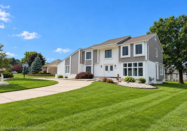 Photo 2 of Single family home for sale at 37627 Dorchester Dr, Farmington Hills, MI 48331 | MLS# 20261076586 | Listing updated on 2026-10-12