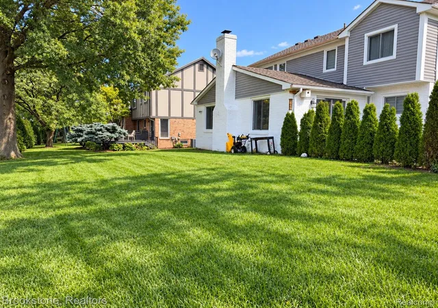 Photo 3 of Single family home for sale at 37627 Dorchester Dr, Farmington Hills, MI 48331 | MLS# 20261076586 | Listing updated on 2026-10-12