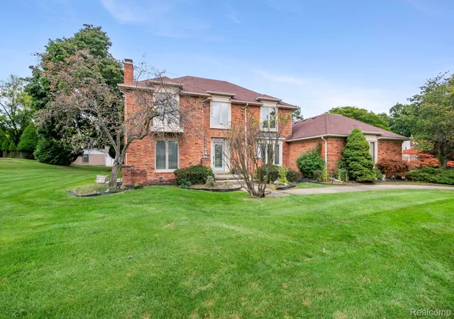 Photo 1 of Single family home for sale at 5460 Walnut Knoll Ct, West Bloomfield, MI 48323 | MLS# 20261076622 | Listing updated on 2026-10-11
