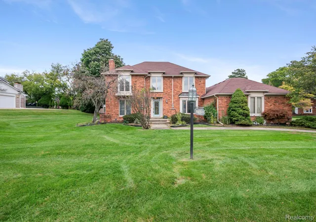 Photo 2 of Single family home for sale at 5460 Walnut Knoll Ct, West Bloomfield, MI 48323 | MLS# 20261076622 | Listing updated on 2026-10-11