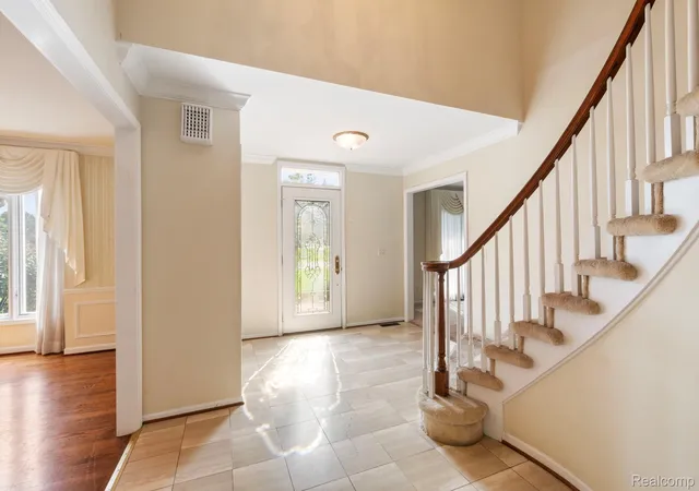 Photo 3 of Single family home for sale at 5460 Walnut Knoll Ct, West Bloomfield, MI 48323 | MLS# 20261076622 | Listing updated on 2026-10-11