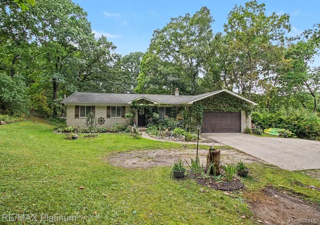 Photo 1 of Sale Pending at 5338 King Rd, Howell, MI 48843 | MLS# 20261076654 | Listing updated on 2026-10-25