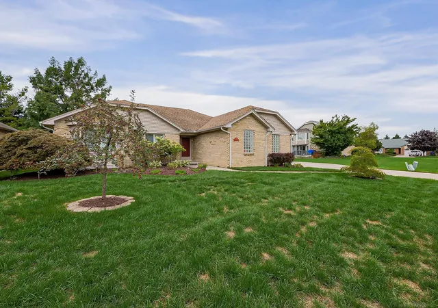 Photo 2 of Single family home for sale at 33785 Farmview Ln, Fraser, MI 48026 | MLS# 58050222615 | Listing updated on 2026-10-21