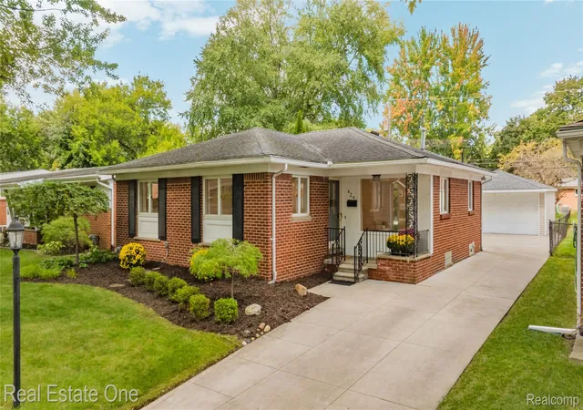Photo 1 of Sale Pending at 424 W La Salle Ave, Royal Oak, MI 48073 | MLS# 20261076696 | Listing updated on 2026-10-15