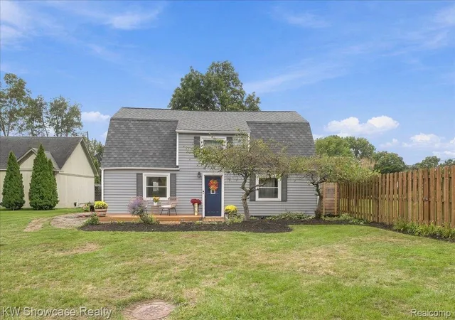 Photo 1 of Sale Pending at 4025 Totem Ln, Waterford, MI 48328 | MLS# 20261076707 | Listing updated on 2026-10-16