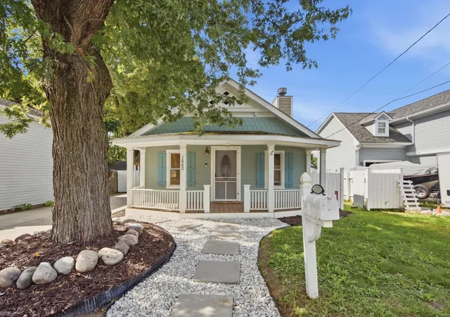 Photo 2 of Single family home for sale at 1660 Beechmont St, Keego Harbor, MI 48320 | MLS# 58050222629 | Listing updated on 2026-10-12