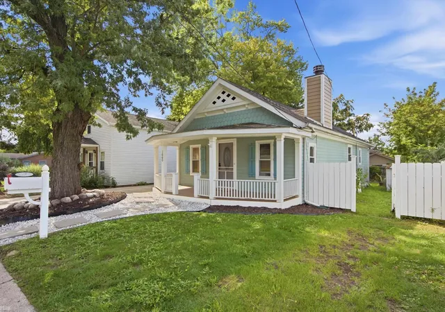 Photo 3 of Single family home for sale at 1660 Beechmont St, Keego Harbor, MI 48320 | MLS# 58050222629 | Listing updated on 2026-10-12