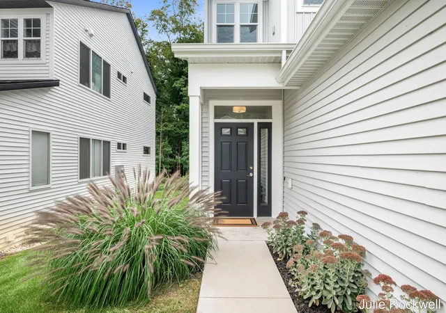 Listing Photo 3 - Condo for sale in building located at 2358 Watertown Wy, Grand Rapids, MI 49505
