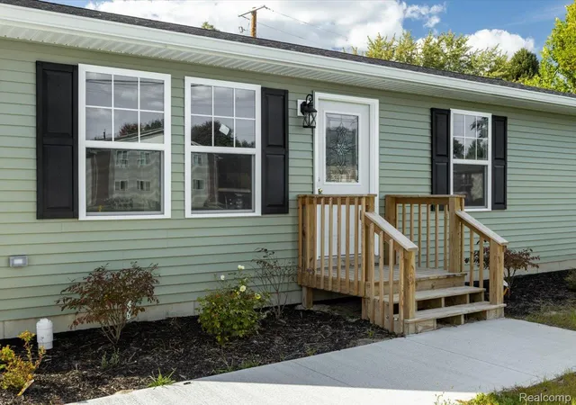 Photo 2 of Single family home for sale at 2941 Beach Rd, Port Huron, MI 48060 | MLS# 20261076731 | Listing updated on 2026-10-12
