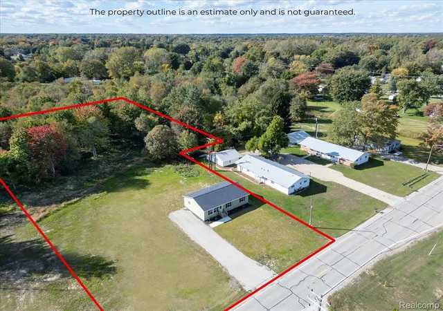 Photo 3 of Single family home for sale at 2941 Beach Rd, Port Huron, MI 48060 | MLS# 20261076731 | Listing updated on 2026-10-12