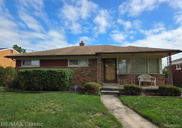 Photo 2 of Single family home for sale at 25624 Collingwood St, Roseville, MI 48066 | MLS# 20261076756 | Listing updated on 2026-10-20