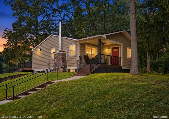 Photo 1 of Single family home for sale at 1301 Porter Rd, White Lake, MI 48383 | MLS# 20261076812 | Listing updated on 2026-10-12