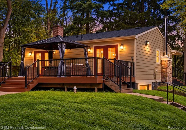 Photo 2 of Single family home for sale at 1301 Porter Rd, White Lake, MI 48383 | MLS# 20261076812 | Listing updated on 2026-10-12