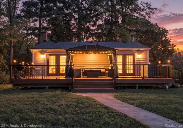Photo 3 of Single family home for sale at 1301 Porter Rd, White Lake, MI 48383 | MLS# 20261076812 | Listing updated on 2026-10-12