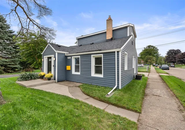 Photo 2 of Single family home for sale at 2931 Rochester Rd, Royal Oak, MI 48073 | MLS# 20261076841 | Listing updated on 2026-10-17