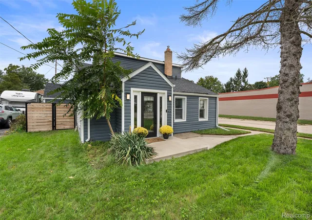 Photo 3 of Single family home for sale at 2931 Rochester Rd, Royal Oak, MI 48073 | MLS# 20261076841 | Listing updated on 2026-10-17