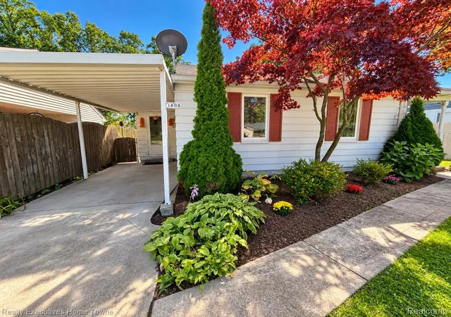 Photo 2 of Single family home for sale at 1806 Mansfield St, Port Huron, MI 48060 | MLS# 20261076844 | Listing updated on 2026-10-12