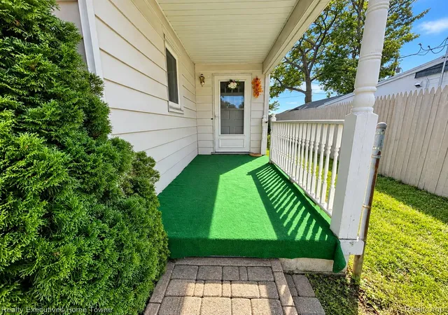 Photo 3 of Single family home for sale at 1806 Mansfield St, Port Huron, MI 48060 | MLS# 20261076844 | Listing updated on 2026-10-12