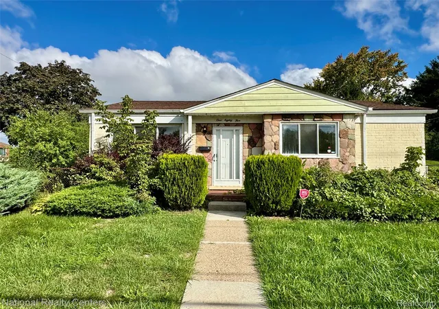 Photo 3 of Single family home for sale at 185 Gage St, Pontiac, MI 48342 | MLS# 20261076859 | Listing updated on 2026-10-07