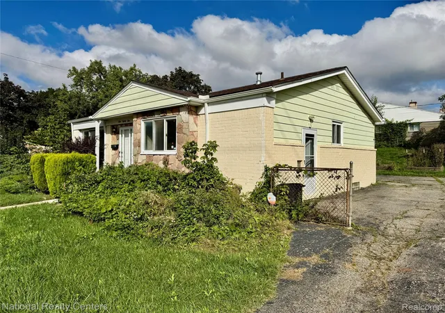 Photo 3 of Single family home for sale at 185 Gage St, Pontiac, MI 48342 | MLS# 20261076859 | Listing updated on 2026-10-07