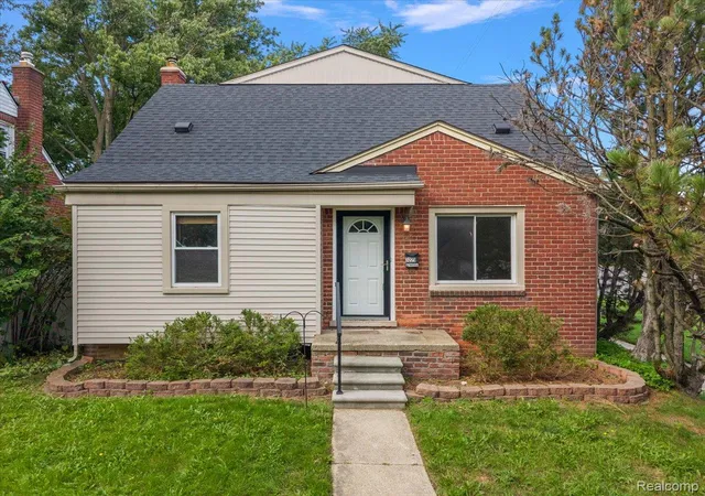 Photo 2 of Single family home for sale at 3225 N Vermont Ave, Royal Oak, MI 48073 | MLS# 20261076863 | Listing updated on 2026-10-20