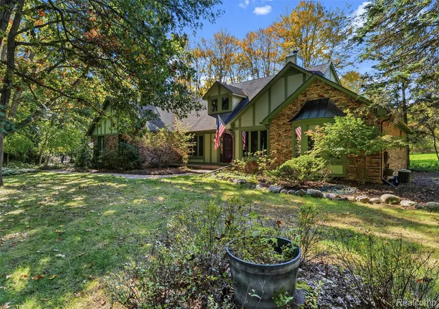 Photo 3 of Single family home for sale at 8135 Ranch Ests Rd, Clarkston, MI 48348 | MLS# 20261076884 | Listing updated on 2026-10-18