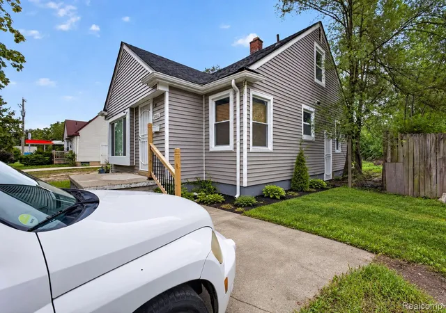 Photo 3 of Single family home for sale at 19004 Patton St, Detroit, MI 48219 | MLS# 20261076905 | Listing updated on 2026-10-19
