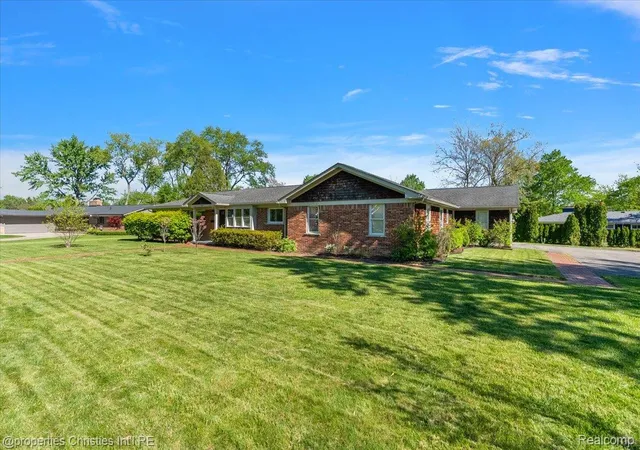 Photo 3 of Single family home for sale at 2985 Summervale Ln, Bloomfield Hills, MI 48301 | MLS# 20261076909 | Listing updated on 2026-10-10
