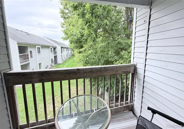 Listing Photo 4 - Condo for sale in building located at 18 Rose Petal Ct, Mount Clemens, MI 48043
