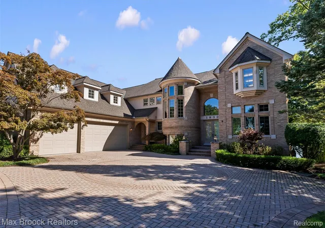 Photo 2 of Single family home for sale at 1832 Long Lake Shore Dr, Bloomfield Hills, MI 48302 | MLS# 20261076923 | Listing updated on 2026-10-20
