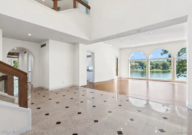 Photo 4 of Single family home for sale at 1832 Long Lake Shore Dr, Bloomfield Hills, MI 48302 | MLS# 20261076923 | Listing updated on 2026-10-20