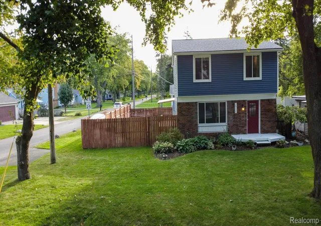 Photo 2 of Single family home for sale at 2926 Lansdowne Rd, Waterford, MI 48329 | MLS# 20261076977 | Listing updated on 2026-10-21