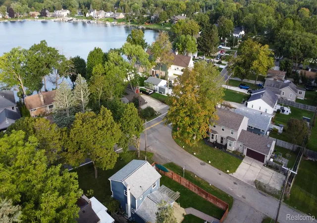 Photo 3 of Single family home for sale at 2926 Lansdowne Rd, Waterford, MI 48329 | MLS# 20261076977 | Listing updated on 2026-10-21