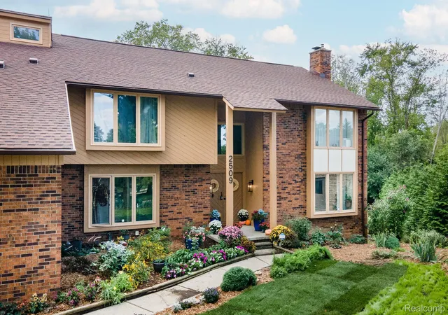 Photo 1 of Single family home for sale at 2509 Munster Rd, Rochester Hills, MI 48309 | MLS# 20261077070 | Listing updated on 2026-10-11