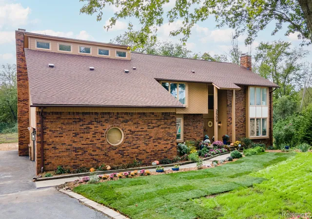 Photo 2 of Single family home for sale at 2509 Munster Rd, Rochester Hills, MI 48309 | MLS# 20261077070 | Listing updated on 2026-10-11