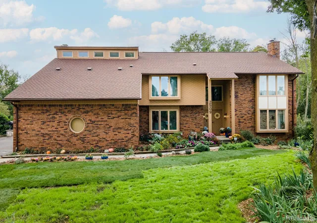 Photo 3 of Single family home for sale at 2509 Munster Rd, Rochester Hills, MI 48309 | MLS# 20261077070 | Listing updated on 2026-10-11