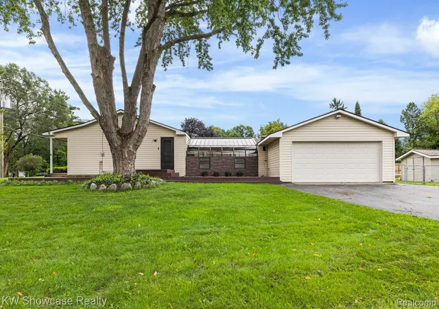 Photo 2 of Single family home for sale at 2755 Willow Ln, Highland, MI 48356 | MLS# 20261077117 | Listing updated on 2026-10-07