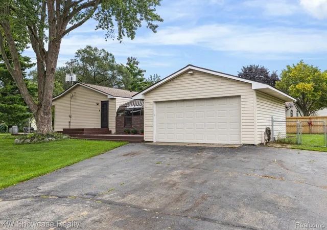 Photo 3 of Single family home for sale at 2755 Willow Ln, Highland, MI 48356 | MLS# 20261077117 | Listing updated on 2026-10-07