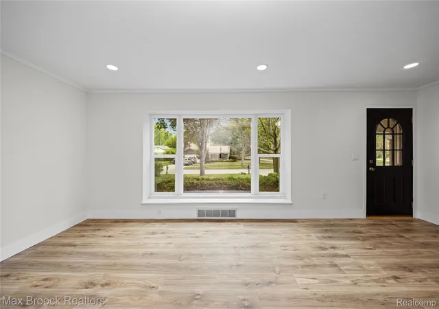 Photo 2 of Single family home for sale at 30190 Northgate Dr, Southfield, MI 48076 | MLS# 20261077146 | Listing updated on 2026-10-18