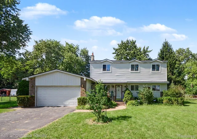 Photo 1 of Single family home for sale at 1275 Shoman St, Waterford, MI 48327 | MLS# 20261077188 | Listing updated on 2026-10-17