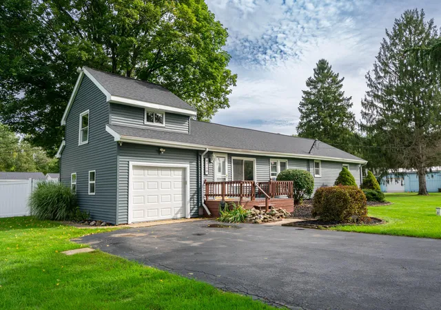 Photo 2 of Single family home for sale at 4719 B Dr S, Battle Creek, MI 49015 | MLS# 64026050815 | Listing updated on 2026-10-21